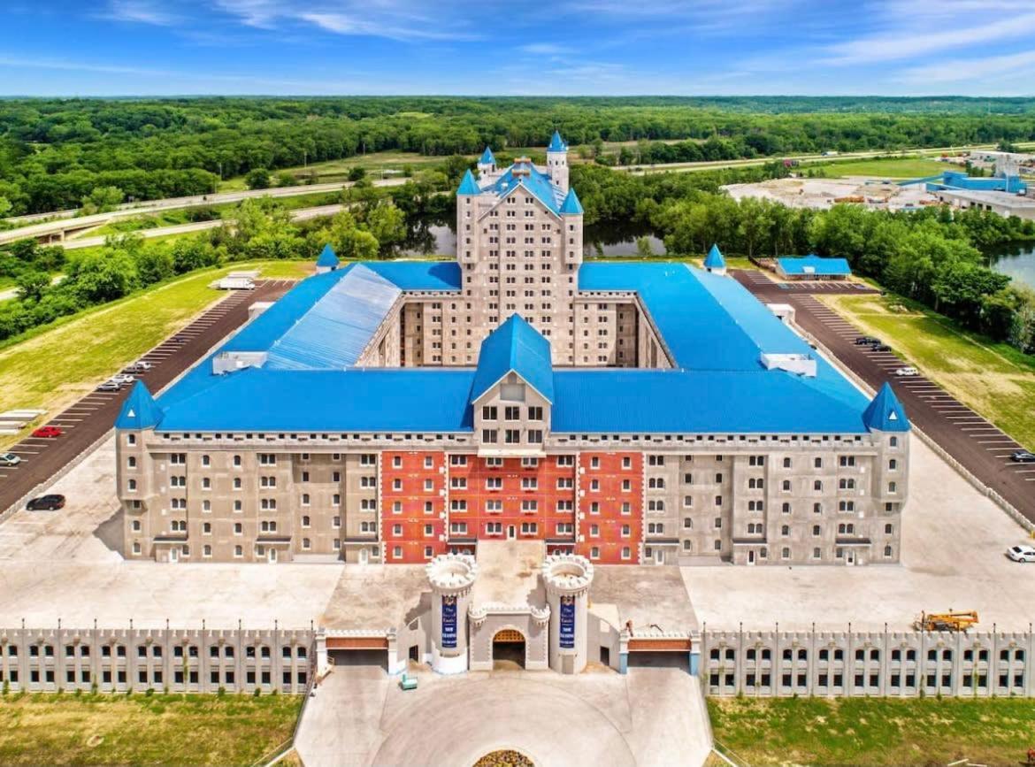 Апартаменты Extravagant 3 Level Penthouse At The Grand Castle Грандвилл Экстерьер фото